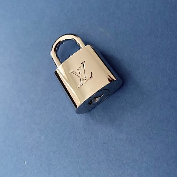 New LV Louis Vuitton Silver-Toned Lock on 20" Box Link Chain Necklace - Picture 3 of 4